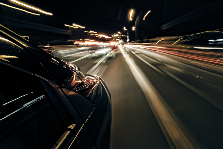 Ein 23-Jähriger hat Mittwochnacht in Wesseling einen Unfall gebaut, nachdem er versucht hatte, vor einer Polizeikontrolle zu fliehen. Er hatte ein halbes Kilo Drogen dabei (Symbolbild).