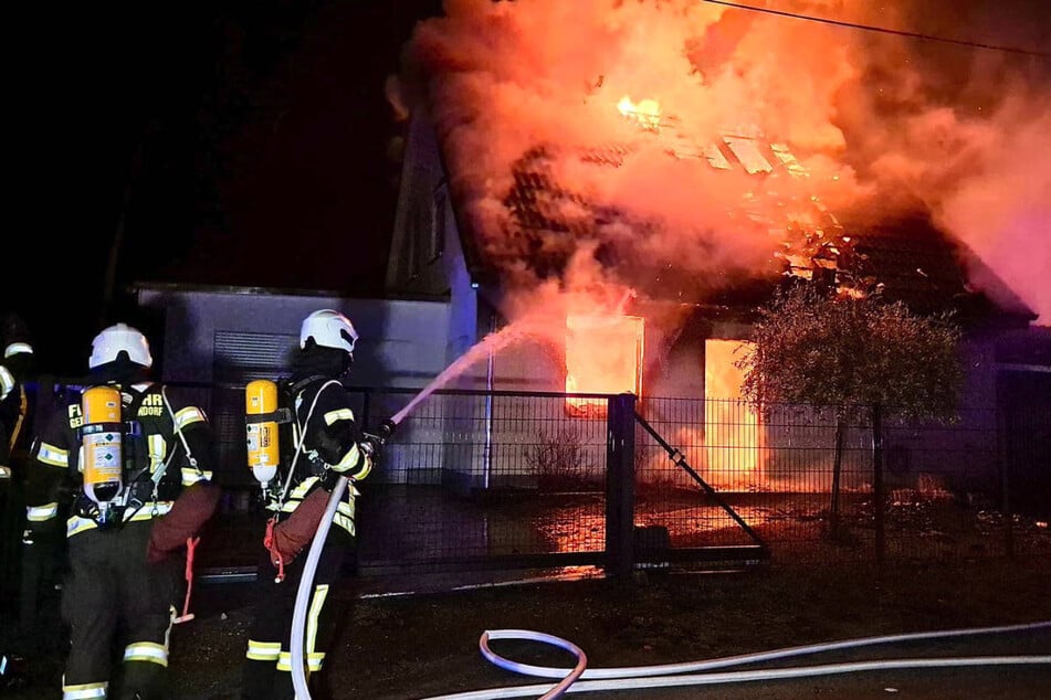 Schrecklicher Fund: Feuerwehr entdeckt Leiche bei Brand in Michendorf