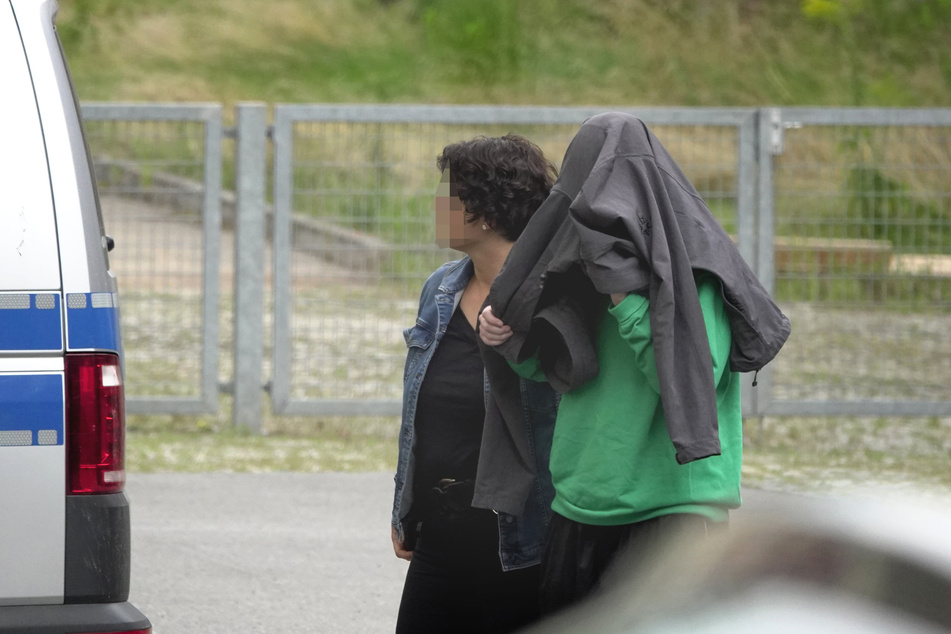 Die 21-jährige mutmaßliche Brandstifterin am Mittwoch auf dem Weg zum Haftrichter in Chemnitz. Dieser erließ Haftbefehl.