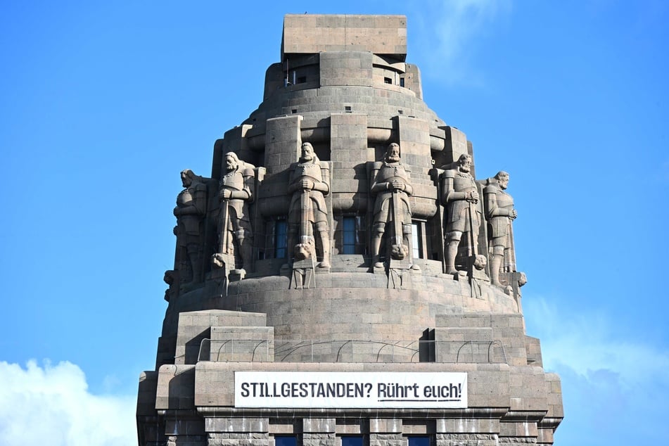 Das große Banner ist Teil einer Kunstaktion.