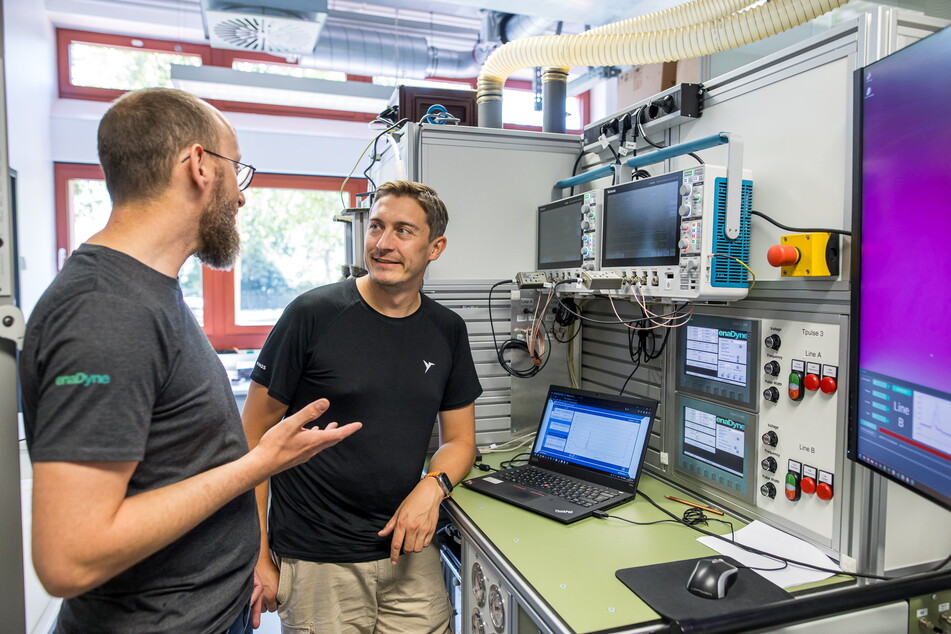 Wollen in zwei Jahren einen ersten Prototyp an den Start bringen: Christian Koch (44, l.) und Philipp Hahn (40) vor dem Teststand der Firma.