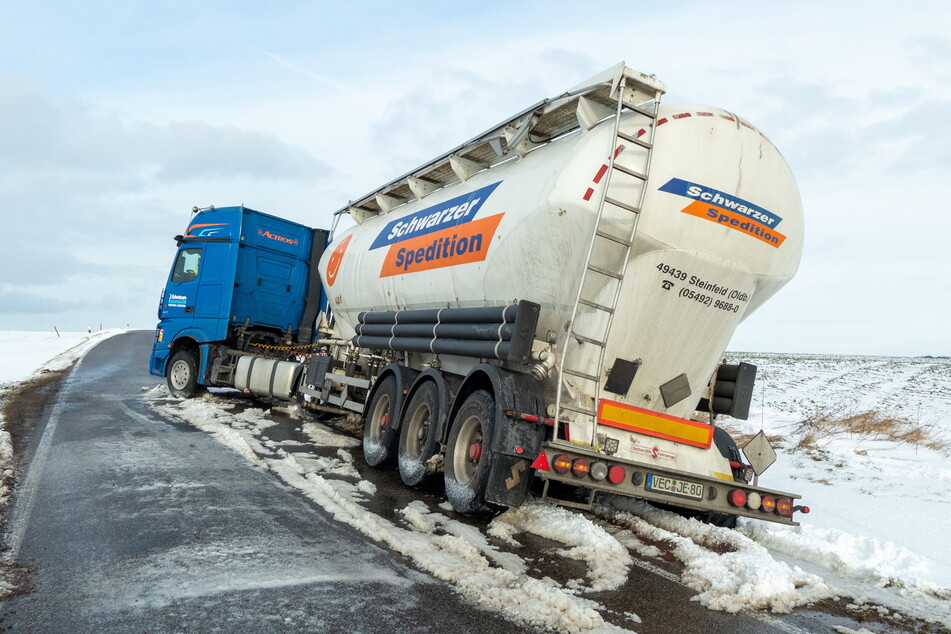 Grünlichtenberg: Dieser mit 20 Tonnen Futtermitteln beladene Laster blieb auf der S32 in einer Schneewehe stecken.