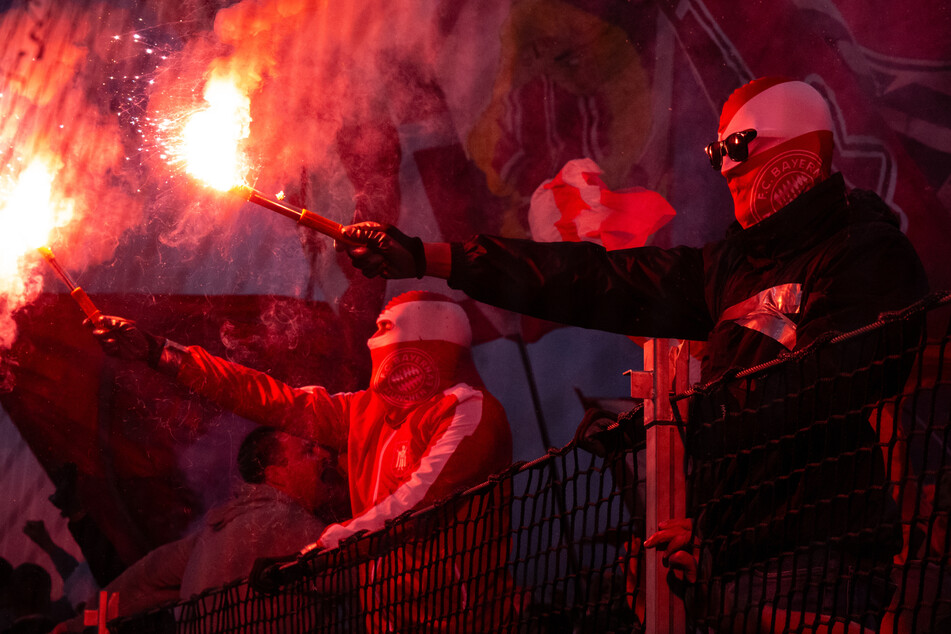 Bayern-Fans zünden Pyrotechnik beim Königsklassen-Spiel in Kopenhagen.