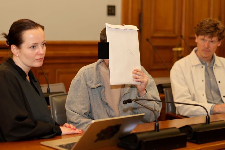 Verteidigerin Andrea Liebscher und ein Dolmetscher (r.) neben dem Angeklagten Richard C. (35).