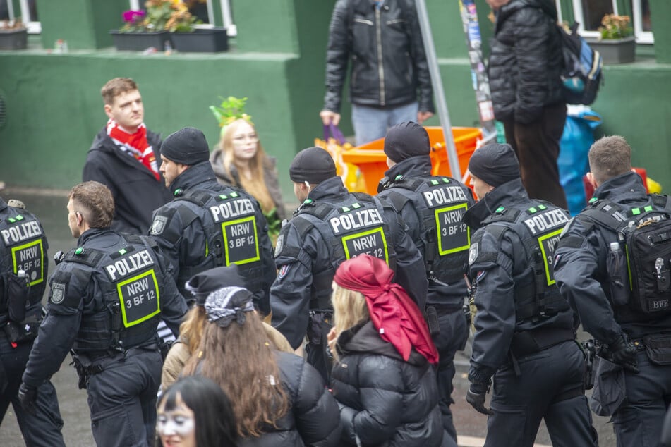 Auch in diesem Jahr passte die Polizei mit weit über 1000 Einsatzkräften zum Sessions-Auftakt auf die Menschen in Köln auf.