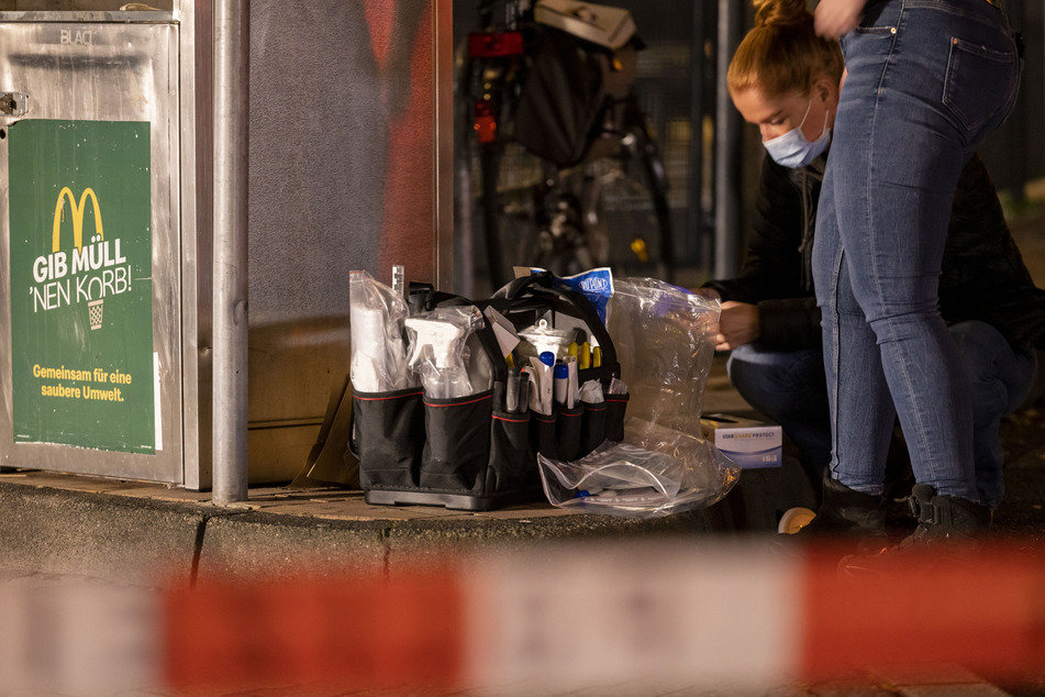 Die Spurensicherung untersuchte den Tatort im Außenbereich des Fast-Food-Restaurants.