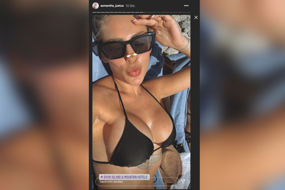 Sam sonnt sich im Bikini auf Mallorca.