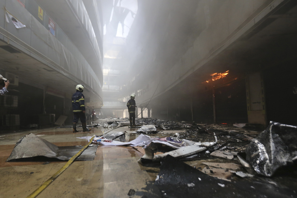 Feuerwehrleute während der Löscharbeiten im Sunrise Hospital. Das private Krankenhaus behandelt Corona-Patienten.