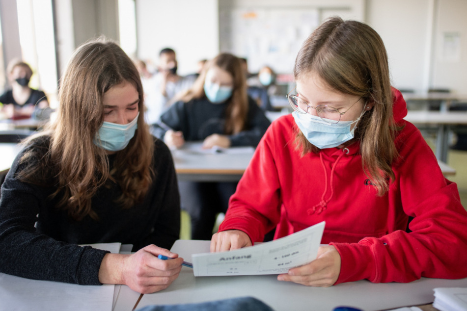 Endlich zurück im Klassenzimmer. Aber nur mit Maske (Symbolbild)!