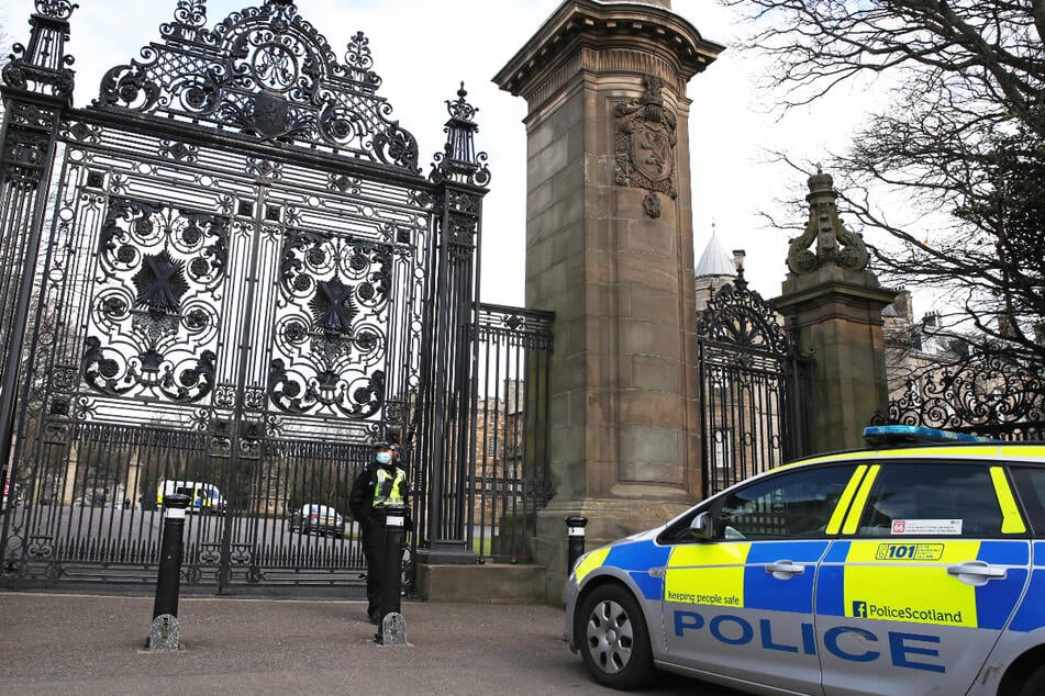 Die Polizei rückte am Mittwoch zum Holyrood-Palast aus, nachdem ein "verdächtiges Objekts" in der offiziellen Residenz der Queen (94) in Schottland entdeckt wurde.
