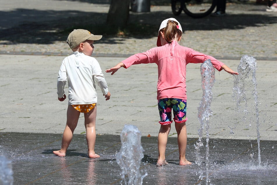 Trotzdem verirren sich hin und wieder auch mal Kinder – unter Aufsicht ihrer Eltern – in der Neustadt zu den Fontänen, um sich abzukühlen.