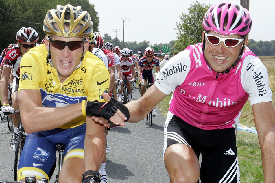 Lance Armstrong (51, l.) und Jan Ullrich (49, r.): Zwei der berühmtesten Dopingfälle der Welt. Mit Aron D'Souzas Ansatz hätten die beiden ihre Titel behalten dürfen. (Archivbild)