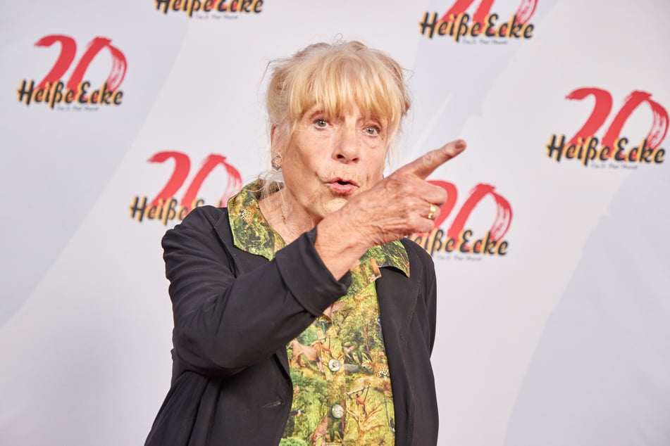 Hannelore Hoger bei der Geburtstagsgala zu 20 Jahre Musical "Heiße Ecke" in Schmidts Tivoli im September 2023 in Hamburg. Einer ihrer letzten Auftritte.