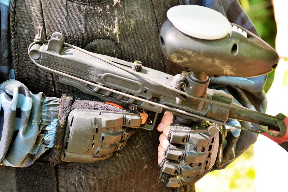 Mit einem Paintball-Gewehr schlugen die Unbekannten mehrmals zu. (Symbolbild)