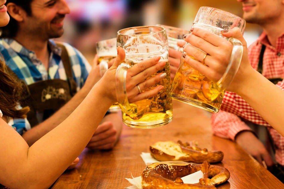 Hier wird der Liter "Sprit" richtig teuer: Wiesn-Besucher müssen in diesem Jahr für die Maß zwischen 12,60 Euro und 14,90 Euro einplanen.