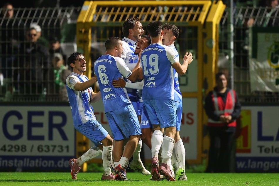Jubel bei den Chemnitzern nach dem 3:1-Treffer: Der CFC holte bei Chemie Leipzig drei wichtige Punkte.