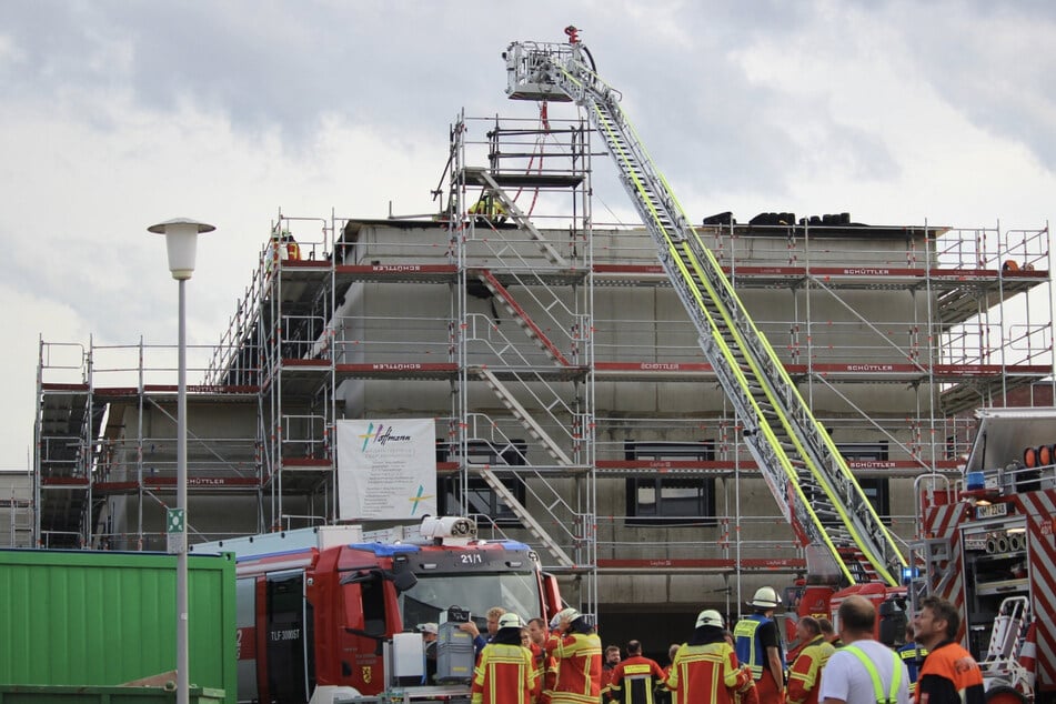 Gasflaschen explodieren auf Klinik-Dach: Trümmer fliegen 150 Meter weit, sechs Verletzte
