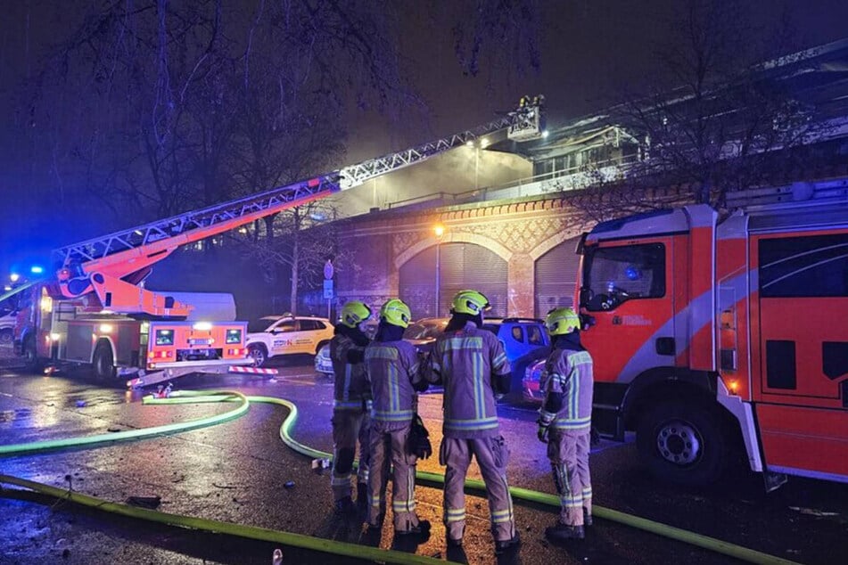 Am S-Bahnhof Wedding ist ein Dienstgebäude in Flammen aufgegangen.
