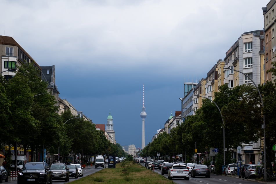Dichte Wolken sind hinter dem Berliner Fernsehturm zu sehen. (Archivbild)