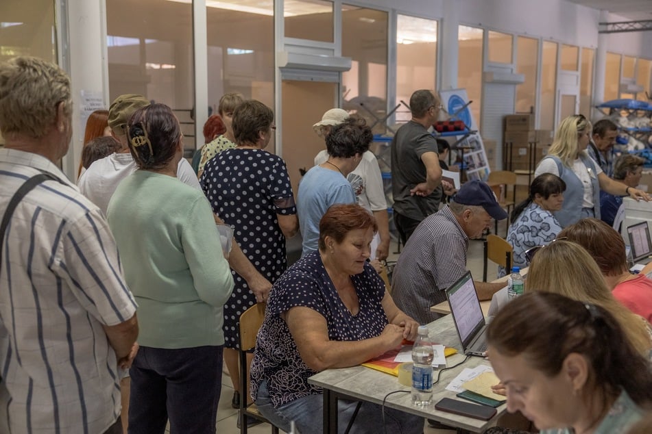 Ähnlich sieht es auf der anderen Seite aus: Bewohner, die wegen des Beschusses von Dörfern nahe der russischen Grenze evakuiert wurden, versammelten sich in einem Evakuierungszentrum in Sumy.