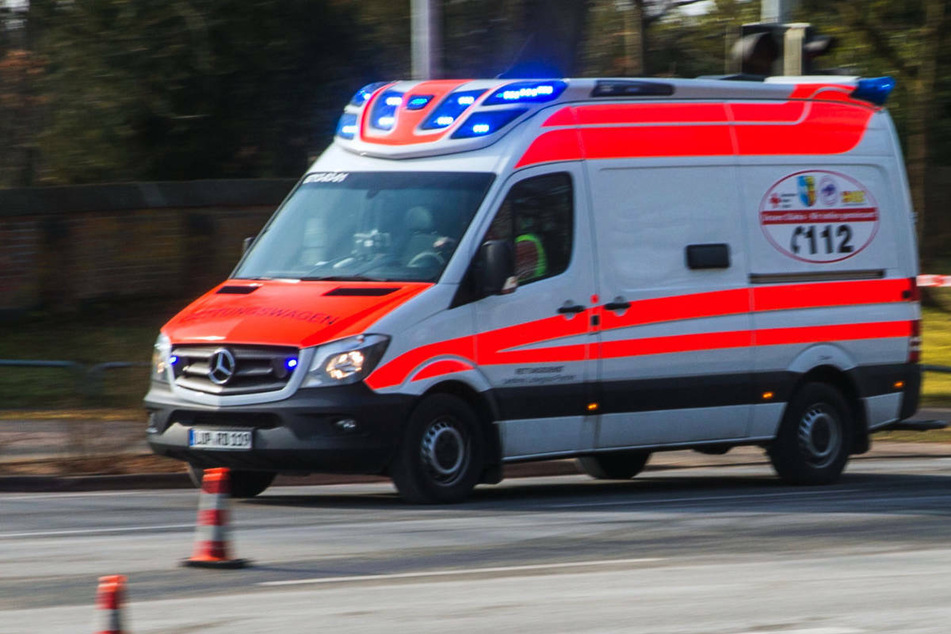 Am Freitagnachmittag hat ein Renault-Fahrer sich auf der A20 bei Grimmen bei einem Überholmanöver auf nasser Fahrbahn mehrfach überschlagen und schwer verletzt. (Symbolfoto)