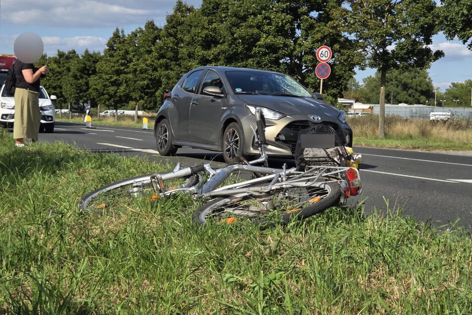 Auf der Mannheimer Straße in Dessau ist am Montagnachmittag ein Radfahrer (45) von einem Toyota erfasst worden.