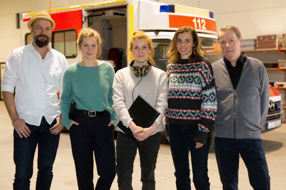 Nicht nur die Ermittlerinnen Cornelia Gröschel (2.v.l.) und Karin Hanczewski (2.v.r.) stehen vor der Kamera von Lars R. Liebold (l.). Regisseurin Isabel Braak (Mitte) holte sich auch Torsten Ranft (r.) ins Team.