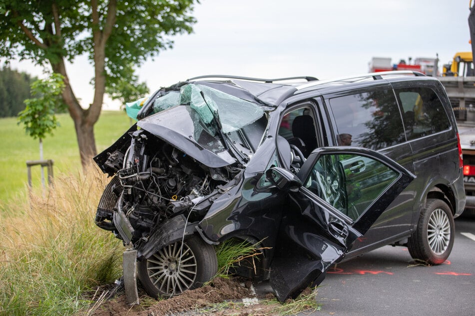Bei einem schweren Verkehrsunfall in Lauterbach (Vogelsbergkreis) sind eine 37 Jahre alte Mutter tödlich und drei weitere Menschen, darunter zwei Kinder, schwer verletzt worden.