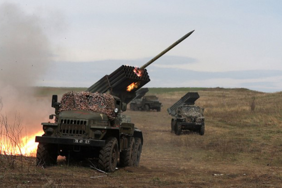 Unzählige Raketenwerfer-Systeme vom Typ BM-21 Grad (Russisch für Hagel) hat Putins Armee. Damit beschießen die Russen die Großstadt Nikopol - aufgestellt sind die Waffensysteme offenbar auf dem Gelände des Atomkraftwerkes! (Symbolbild)