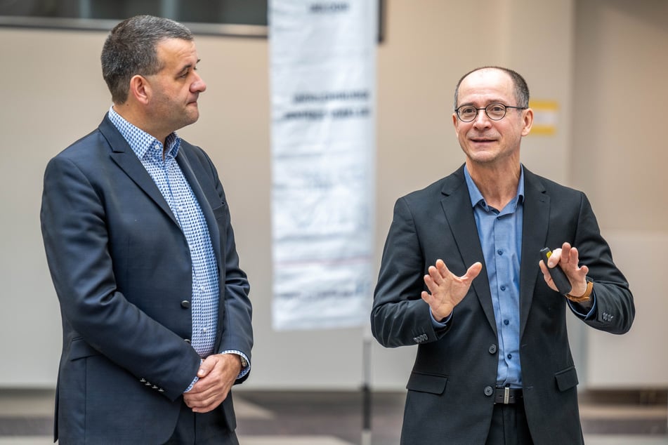 Die Geschäftsführer der Poliklinik gGmbH Jan Ernstberger (51, l.) und Roy Friese (53) informierten über den Baufortschritt.