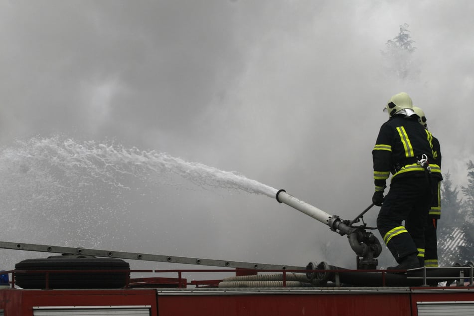 Die Feuerwehr hatte in Magdeburg mit einem Dachstuhlbrand zu kämpfen. (Symbolbild)