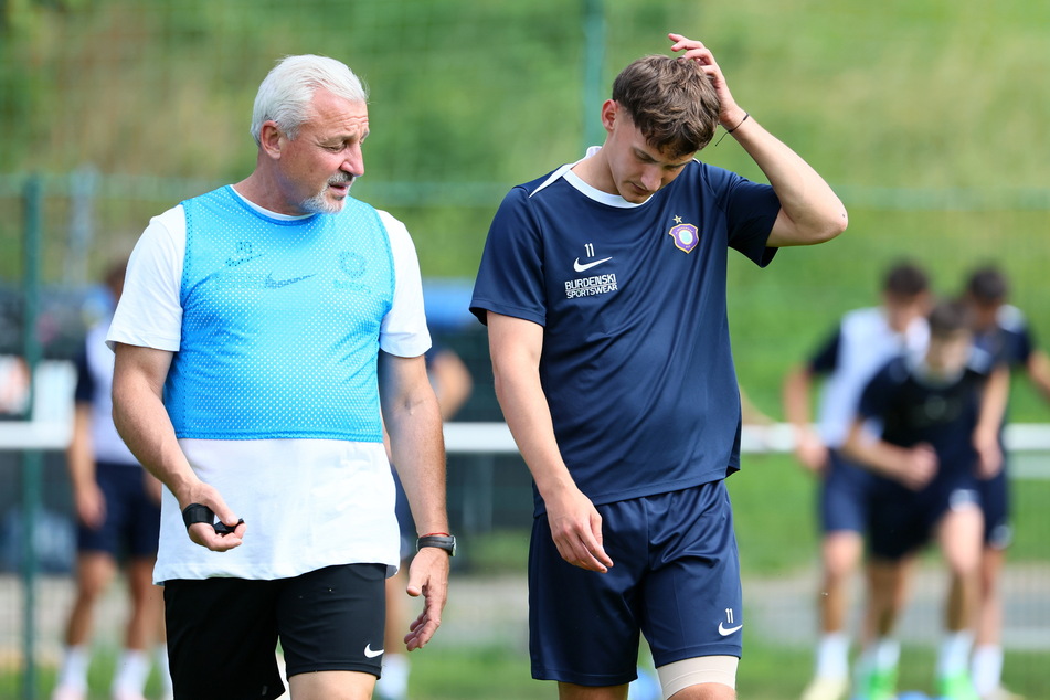 FCE-Trainer Pavel Dotchev (58, l.) mit Omar Sijaric (22). Der Coach hofft, dass sein Flügelflitzer schnell bei 100 Prozent ist.