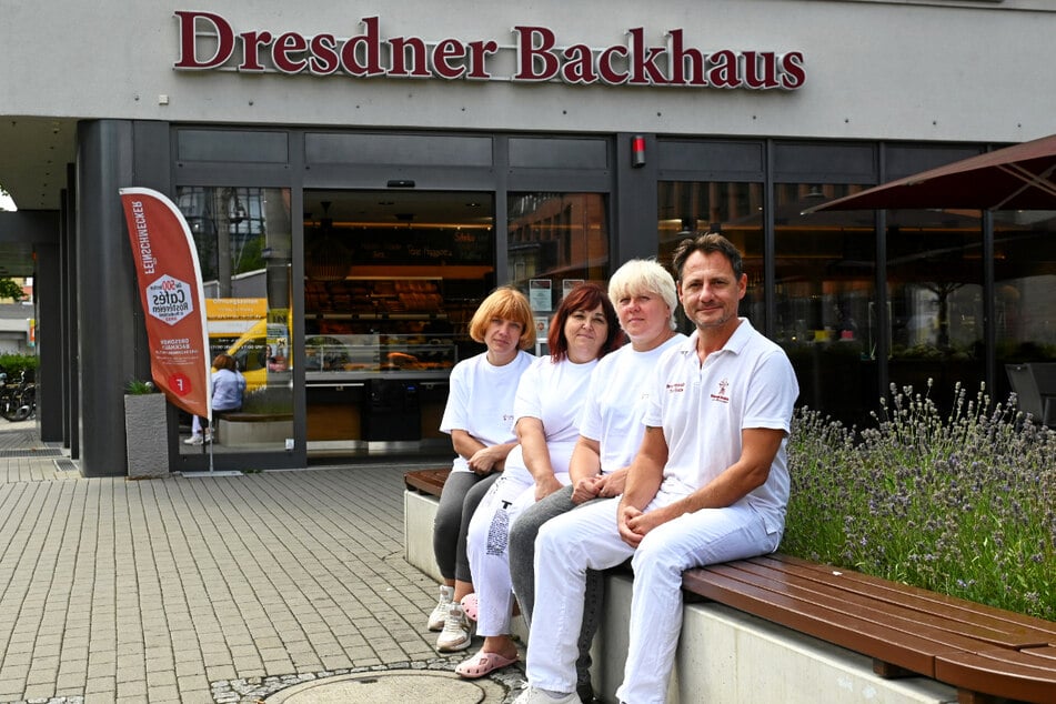 Dresdner Backhaus-Geschäftsführer Tino Gierig (52, r.) mit seinen neuen Mitarbeiterinnen.