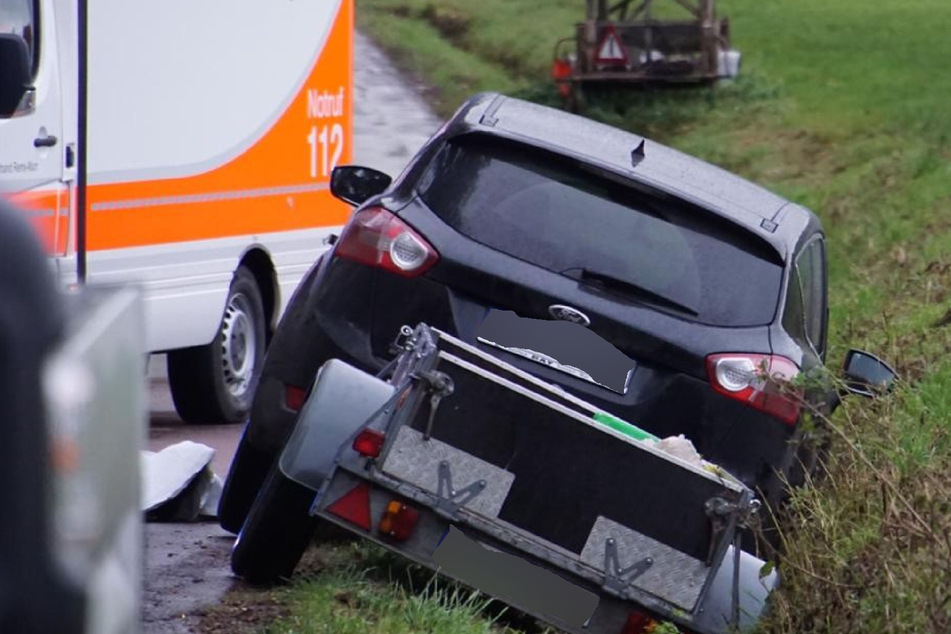 Der Fahrer kommt mit dem Wagen von der Fahrbahn ab.