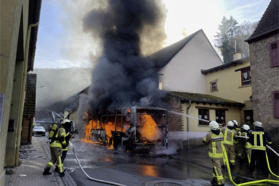 Nachdem der Fahrer ausgestiegen war, stand der Schulbus schnell komplett in Flammen. Vier Häuser wurden bei dem Brand in Mitleidenschaft gezogen.