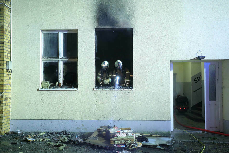 Durch das eingeschlagene Fenster soll sich der mutmaßliche Täter Zutritt verschafft haben.