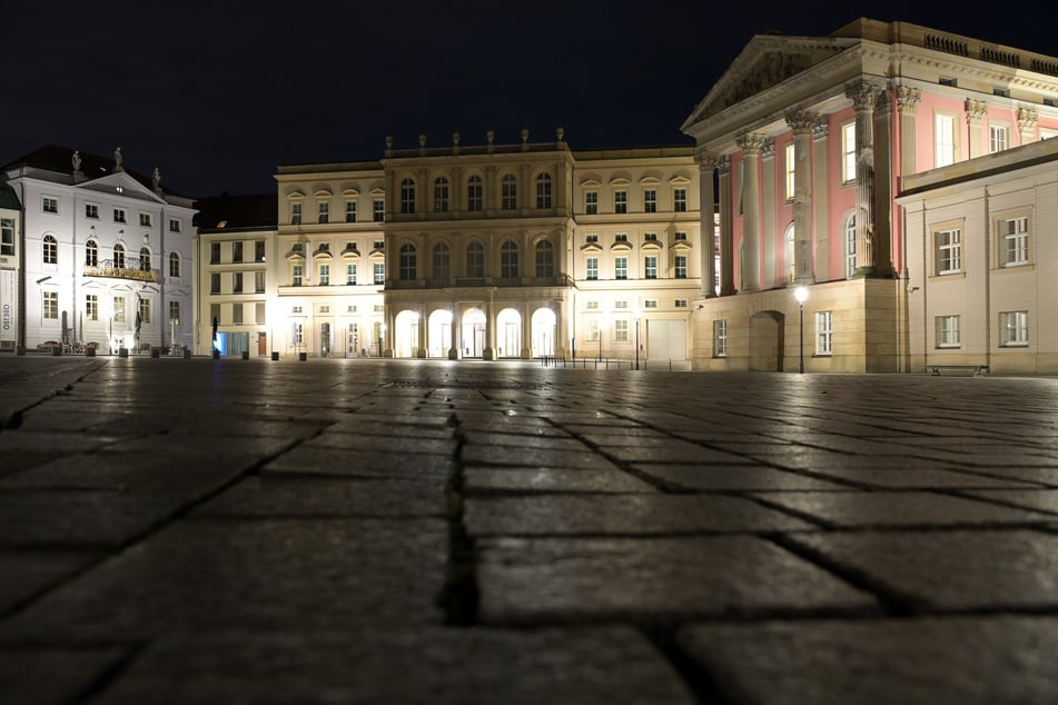 Der Alte Markt vor dem Potsdam-Museum (l.) und dem Museum Barberini (m.) ist am frühen Abend menschenleer.