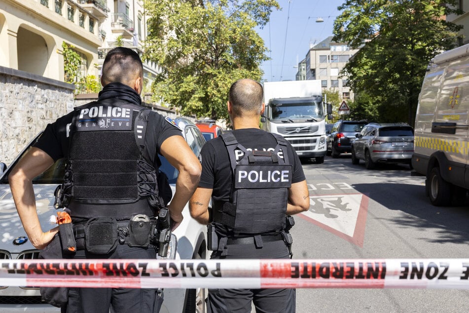 Vor einer Haustür in der Stadt Genf ist am Dienstagmorgen ein Müllsack in die Luft geflogen.