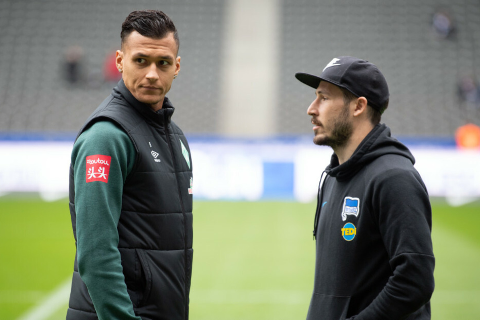 Mathew Leckie (r) von Hertha unterhält sich vor dem Spiel mit Davie Selke von Bremen.