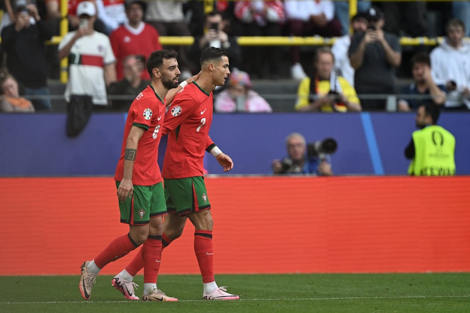 Bruno Fernandes (30, l.), hier an der Seite von Cristiano Ronaldo (39), kümmerte sich auf einem Flug um einen augenscheinlich kranken Passagier.