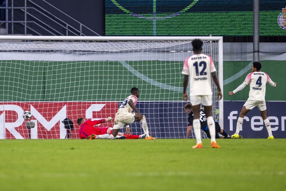 Jarell Quansah (r.) bringt Leverkusen wieder ins Spiel.