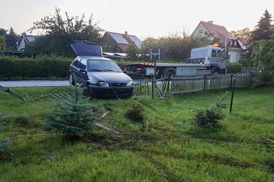 Nachdem die beiden Mädchen mit einem Ford Fiesta durch einen Zaun gebrettert waren, ließen sie das Fahrzeug zurück und wollten flüchten.