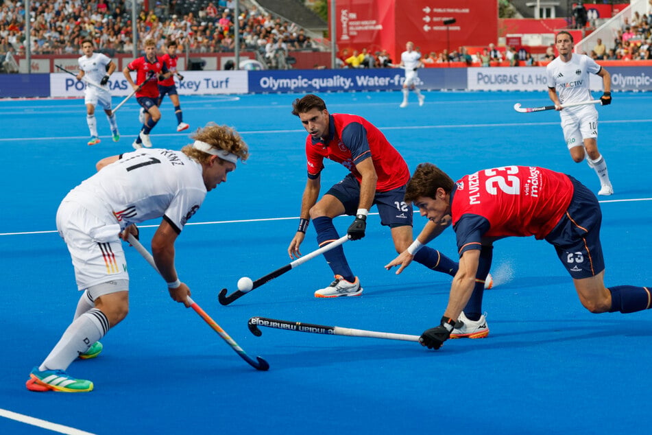 Deutschlands Thies Prinz (l), Spaniens Marc Vizcaino (r) und Spaniens Marc Reyne in Aktion.