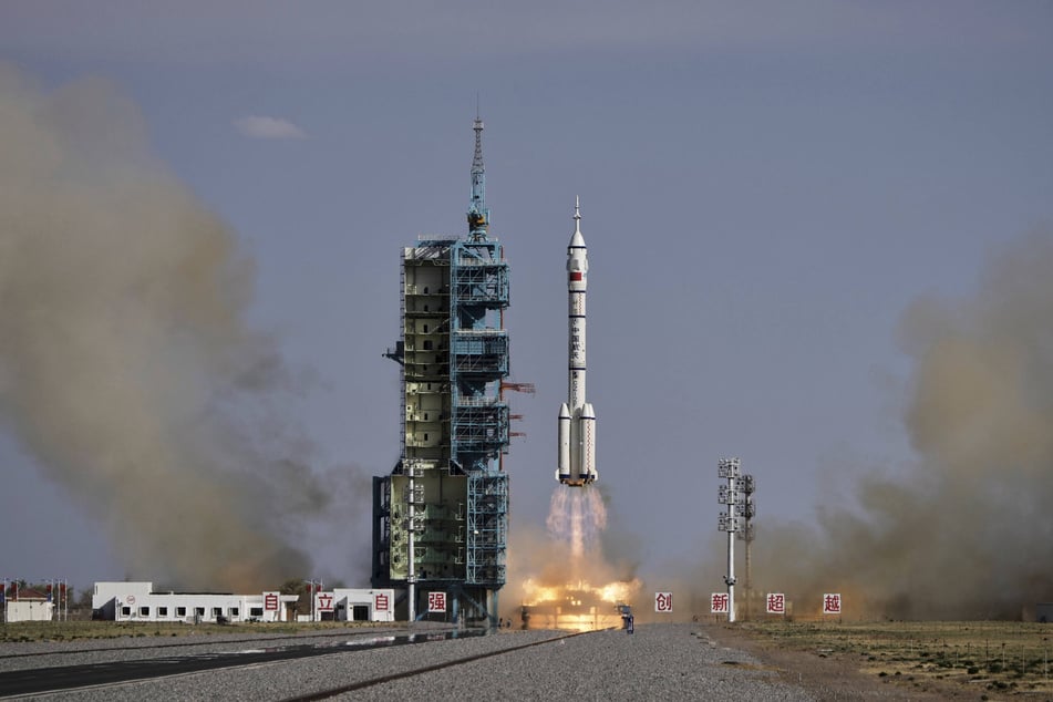 El 24 de abril se anunció: "¡Listos para el despegue!" La "Shenzhou 20" lanzó a los tres taikonautas directamente hacia la estación espacial china "Tiangong".