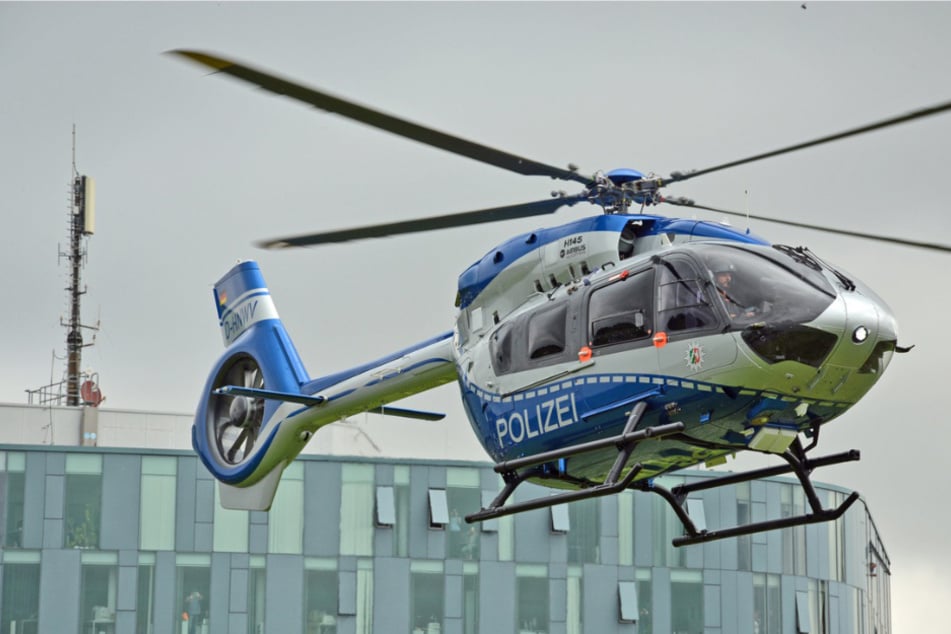 Mit einem Hubschrauber wie diesem fahndete die Polizei unter anderem aus der Luft nach den flüchtigen Einbrechern.