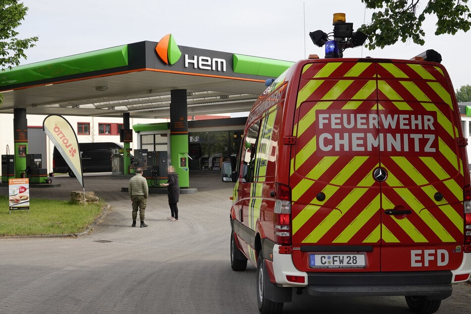 An einer Tankstelle in Chemnitz kam es am Samstagvormittag zu einem Feuerwehreinsatz.