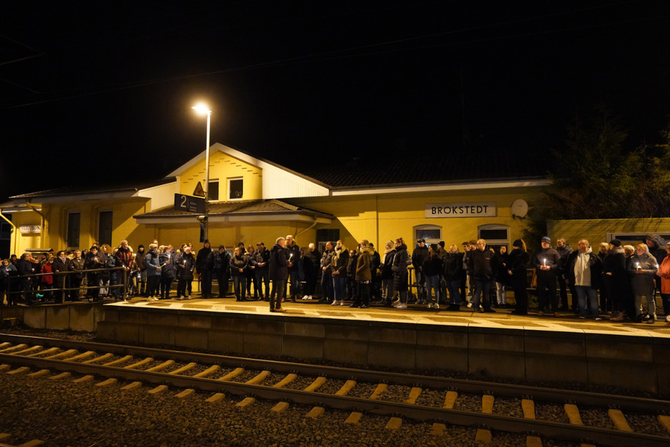Einwohner Brokstedts gedachten am Donnerstagabend der Opfer der Messerattacke auf dem Bahnsteig im Bahnhof.