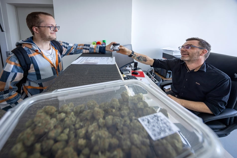 Clubchef Martin Sienang (46, r.) an der Ausgabe mit Vereinsmitglied Tony (26, l.).