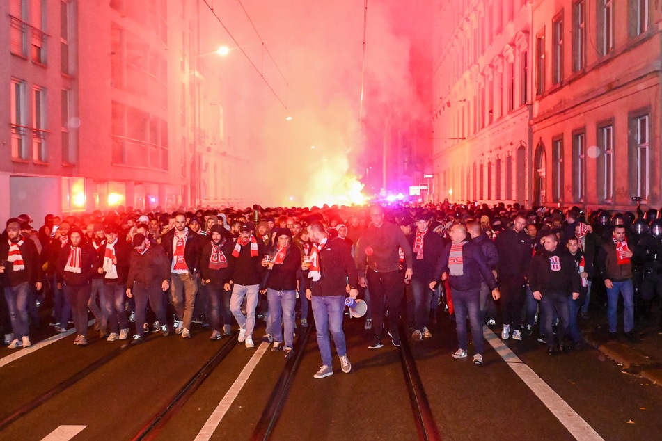 Die serbischen Fans, hier vor zwei Wochen in Leipzig, sind berüchtigt in Europa, weshalb RB-Anhänger gebeten werden, Vorsicht walten zu lassen.
