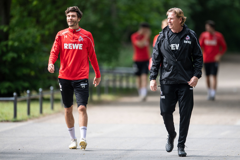 Kapitän Jonas Hector (30) und Trainer Markus Gisdol (50) gehen zum Trainingsplatz (Archivbild).